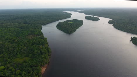 Fluss-Oiapoque,-Grenze-Zwischen-Französisch-Guayana-Und-Dem-Brasilianischen-Bundesstaat-Amapá.